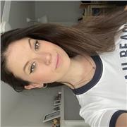 Profesora de inglés imparte clases a todas las edades y cursos
